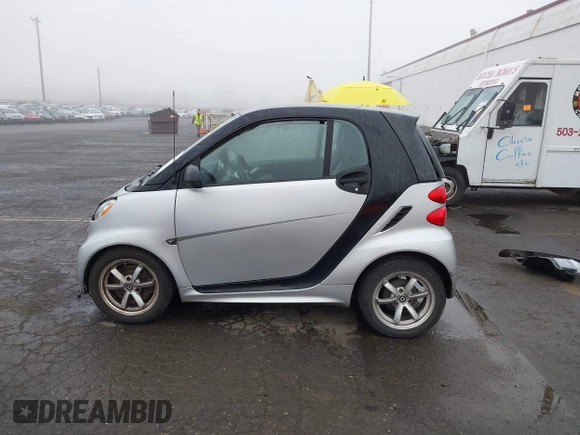 2015 Smart fortwo Passion with VIN WMEEJ3BA9FK819985, listed as a IAAI auction lot 41879486 with 79,394 mi miles. Bid and sale history available at carsss.com. Image 14.