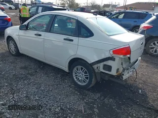 2009 Ford Focus SE z VIN 1FAHP35N79W235743, wystawiony jako IAAI lot #42086256 z przebiegiem 95 986 mil mil oraz . Historia ofert i sprzedaży dostępna na DreamBid. Obrazek 3.