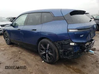 2023 BMW iX xDrive50 z VIN WB523CF04PCM84946, wystawiony jako Copart lot #47995414 z przebiegiem 6037 mil mil oraz . Historia ofert i sprzedaży dostępna na DreamBid. Obrazek 2.