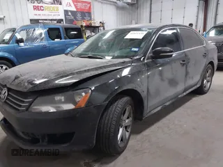 2013 Volkswagen Passat SE z VIN 1VWBH7A38DC085268, wystawiony jako IAAI lot #41811430 z przebiegiem 155 813 mil mil oraz . Historia ofert i sprzedaży dostępna na DreamBid. Obrazek 18.