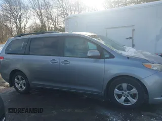 2012 Toyota Sienna LE AAS z VIN 5TDKK3DC2CS245540, wystawiony jako IAAI lot #41622653 z przebiegiem 226 969 mil mil oraz . Historia ofert i sprzedaży dostępna na DreamBid. Obrazek 13.