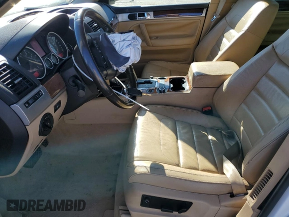 2008 Volkswagen Touareg V6 z VIN WVGBE77L88D024775, wystawiony jako Copart lot #83843144 z przebiegiem 152 413 mil mil oraz Szkoda całkowita • Salvage title. Historia ofert i sprzedaży dostępna na DreamBid. Obrazek 7.