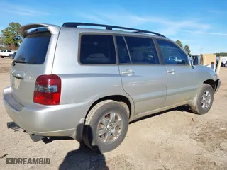 2007 Toyota Highlander w/3rd Row with VIN JTEDP21A070127160, listed as a IAAI auction lot 41298659 with 217,761 mi miles. Bid and sale history available at carsss.com. Image 4.