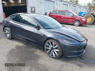 2024 Tesla Model 3 z VIN 5YJ3E1EA4RF742745, wystawiony jako IAAI lot #42085235 z przebiegiem 28 094 mil mil oraz . Historia ofert i sprzedaży dostępna na DreamBid. Obrazek 1.