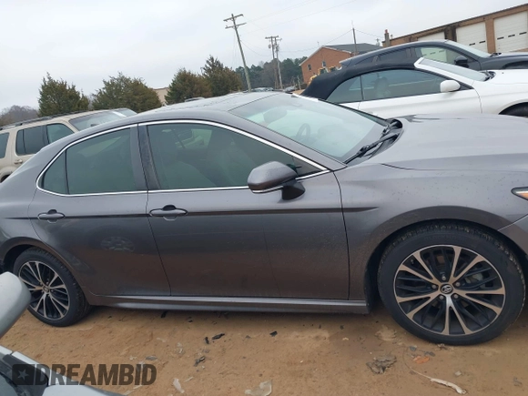 2018 Toyota Camry LE z VIN 4T1B11HK3JU630411, wystawiony jako IAAI lot #41423338 z przebiegiem 134 959 mil mil oraz . Historia ofert i sprzedaży dostępna na DreamBid. Obrazek 14.