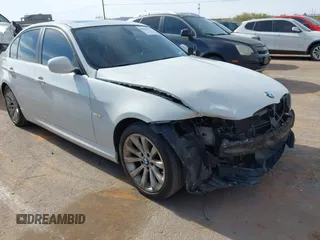 2011 BMW 3 Series 328i z VIN WBAPH7C54BE682973, wystawiony jako IAAI lot #42235227 z przebiegiem 141 576 mil mil oraz . Historia ofert i sprzedaży dostępna na DreamBid. Obrazek 1.