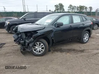 2025 Toyota Corolla Cross L z VIN 7MUAAABG5SV124532, wystawiony jako IAAI lot #42021771 z przebiegiem 7 mil mil oraz . Historia ofert i sprzedaży dostępna na DreamBid. Obrazek 2.