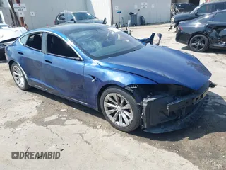 2017 Tesla Model S 100D z VIN 5YJSA1E20HF208771, wystawiony jako IAAI lot #42111317 z przebiegiem 81 919 mil mil oraz . Historia ofert i sprzedaży dostępna na DreamBid. Obrazek 1.