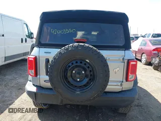 2022 Ford Bronco с VIN 1FMDE5BH3NLA79314, выставлен на аукционе IAAI как лот 42003550 с пробегом 15 303 миль миль и . История ставок и продаж доступна на DreamBid. Изображение 17.