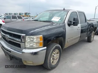2008 Chevrolet Silverado 3500HD SRW 1LT z VIN 1GCHK33608F201663, wystawiony jako IAAI lot #42179114 z przebiegiem 381 560 mil mil oraz . Historia ofert i sprzedaży dostępna na DreamBid. Obrazek 2.