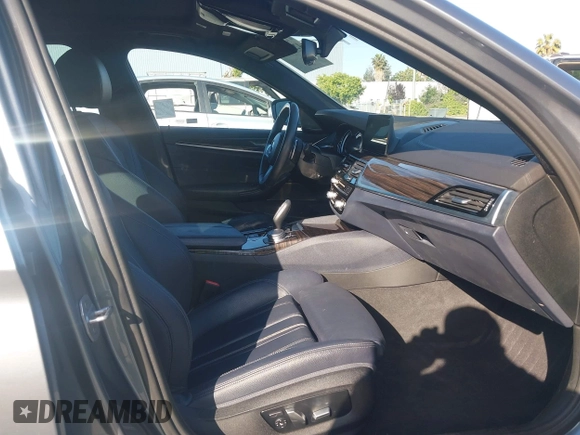 2017 BMW 5 Series 540i z VIN WBAJE5C34HG914566, wystawiony jako IAAI lot #42386472 z przebiegiem 83 898 mil mil oraz . Historia ofert i sprzedaży dostępna na DreamBid. Obrazek 5.