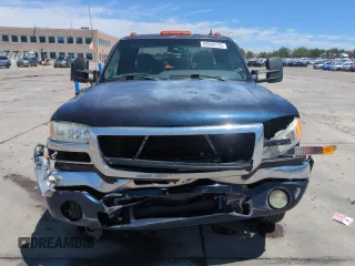 2006 GMC Sierra 2500HD SLT z VIN 1GTHK29D76E173105, wystawiony jako Copart lot #56940725 z przebiegiem 303 246 mil mil oraz Szkoda całkowita • Salvage title. Historia ofert i sprzedaży dostępna na DreamBid. Obrazek 5.
