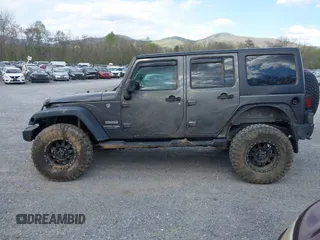 2018 Jeep Wrangler Unlimited Sport S z VIN 1C4HJWDG2JL930461, wystawiony jako IAAI lot #42042644 z przebiegiem 136 530 mil mil oraz . Historia ofert i sprzedaży dostępna na DreamBid. Obrazek 14.