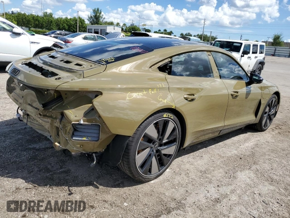 2022 Audi RS e-tron GT z VIN WAUBHBFWXN7904541, wystawiony jako Copart lot #68877093 z przebiegiem 2676 mil mil oraz . Historia ofert i sprzedaży dostępna na DreamBid. Obrazek 3.
