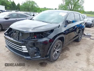 2019 Toyota Highlander LE z VIN 5TDZZRFH3KS313011, wystawiony jako IAAI lot #42140309 z przebiegiem 129 487 mil mil oraz . Historia ofert i sprzedaży dostępna na DreamBid. Obrazek 2.
