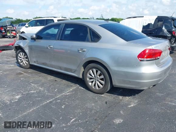 2014 Volkswagen Passat Wolfsburg Edition z VIN 1VWAT7A33EC068969, wystawiony jako IAAI lot #42288942 z przebiegiem 69 560 mil mil oraz . Historia ofert i sprzedaży dostępna na DreamBid. Obrazek 3.