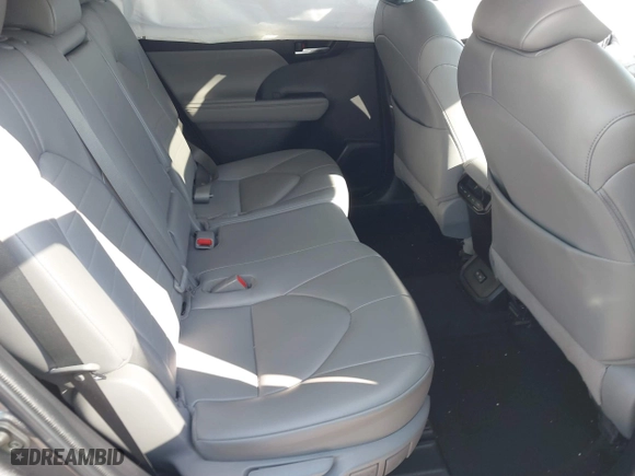 2022 Toyota Highlander XLE with VIN 5TDHZRBH3NS180434, listed as a IAAI auction lot 41640993 with 43,848 mi miles. Bid and sale history available at carsss.com. Image 8.
