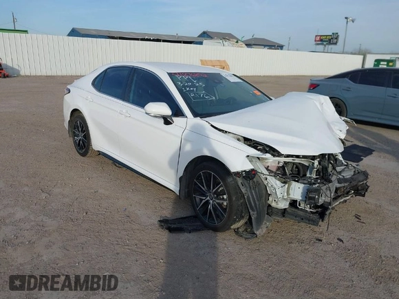 2022 Toyota Camry SE z VIN 4T1T11AK6NU622176, wystawiony jako IAAI lot #41876802 z przebiegiem 56 631 mil mil oraz . Historia ofert i sprzedaży dostępna na DreamBid. Obrazek 1.