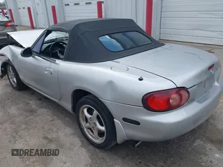 2002 Mazda MX-5 Miata Cloth z VIN JM1NB353320230803, wystawiony jako IAAI lot #41209388 z przebiegiem 84 815 mil mil oraz . Historia ofert i sprzedaży dostępna na DreamBid. Obrazek 3.