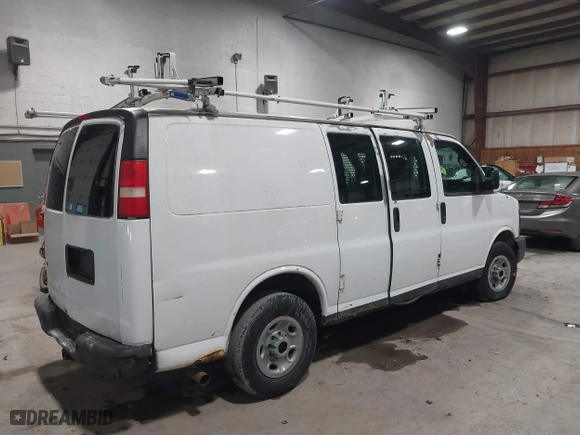 2009 GMC Savana Cargo Van with VIN 1GTGG25C591169155, listed as a IAAI auction lot 41585796 with 157,610 mi miles. Bid and sale history available at carsss.com. Image 4.