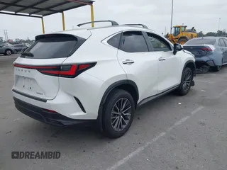 2025 Lexus NX 250 z VIN JTJADCAZ0S2016372, wystawiony jako IAAI lot #42254626 z przebiegiem 7 339 mil mil oraz . Historia ofert i sprzedaży dostępna na DreamBid. Obrazek 4.