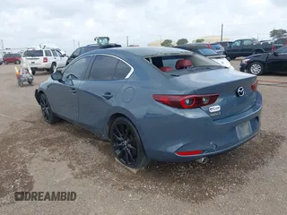 2022 Mazda 3 Carbon Edition z VIN 3MZBPACL7NM313242, wystawiony jako IAAI lot #42095279 z przebiegiem 30 787 mil mil oraz . Historia ofert i sprzedaży dostępna na DreamBid. Obrazek 3.