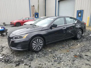 2025 Nissan Altima SV z VIN 1N4BL4DV8SN351148, wystawiony jako Copart lot #56471135 z przebiegiem 13 592 mil mil oraz Czysty tytuł • Clean title. Historia ofert i sprzedaży dostępna na DreamBid. Obrazek 1.