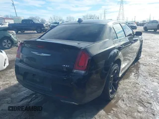 2020 Chrysler 300 S z VIN 2C3CCABT0LH180828, wystawiony jako IAAI lot #41370520 z przebiegiem 47 258 mil mil oraz . Historia ofert i sprzedaży dostępna na DreamBid. Obrazek 4.