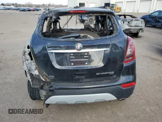 2020 Buick Encore Essence z VIN KL4CJGSB7LB048177, wystawiony jako Copart lot #89152405 z przebiegiem Nie podano mil oraz Nie do naprawy. Historia ofert i sprzedaży dostępna na DreamBid. Obrazek 6.