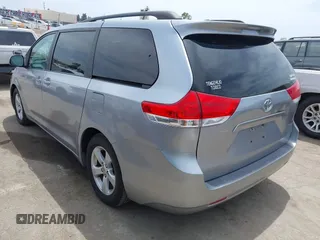 2012 Toyota Sienna LE AAS z VIN 5TDKK3DC5CS183731, wystawiony jako IAAI lot #42247364 z przebiegiem 148 723 mil mil oraz . Historia ofert i sprzedaży dostępna na DreamBid. Obrazek 3.