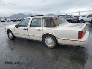 1995 Lincoln Town Car Cartier z VIN 1LNLM83W2SY603452, wystawiony jako Copart lot #55756595 z przebiegiem 243 394 mil mil oraz Szkody całkowita. Historia ofert i sprzedaży dostępna na DreamBid. Obrazek 2.