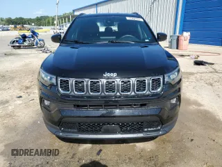 2024 Jeep Compass Latitude z VIN 3C4NJDBN2RT109871, wystawiony jako Copart lot #65576335 z przebiegiem 43 598 mil mil oraz Czysty tytuł • Clean title. Historia ofert i sprzedaży dostępna na DreamBid. Obrazek 5.
