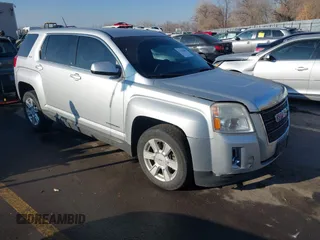 2013 GMC Terrain SLE z VIN 2GKFLREK9D6168690, wystawiony jako IAAI lot #41361099 z przebiegiem 131 867 mil mil oraz . Historia ofert i sprzedaży dostępna na DreamBid. Obrazek 1.