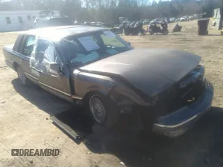1996 Lincoln Town Car Signature z VIN 1LNLM82W3TY729922, wystawiony jako IAAI lot #41356897 z przebiegiem 194 000 mil mil oraz . Historia ofert i sprzedaży dostępna na DreamBid. Obrazek 1.