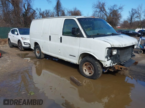 2004 GMC Savana Cargo Van with VIN 1GTHG35U541132912, listed as a IAAI auction lot 41539124 with 367,102 mi miles. Bid and sale history available at carsss.com. Image 1.