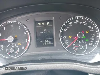 2015 Volkswagen Passat Wolfsburg Edition z VIN 1VWAS7A36FC022590, wystawiony jako IAAI lot #42310685 z przebiegiem 116 348 mil mil oraz . Historia ofert i sprzedaży dostępna na DreamBid. Obrazek 7.