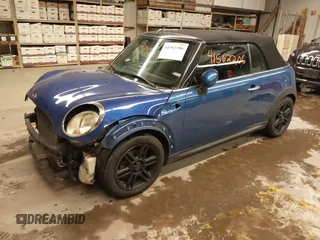 2015 MINI Convertible z VIN WMWZN3C58FT861657, wystawiony jako IAAI lot #41562206 z przebiegiem 135 524 mil mil oraz . Historia ofert i sprzedaży dostępna na DreamBid. Obrazek 2.