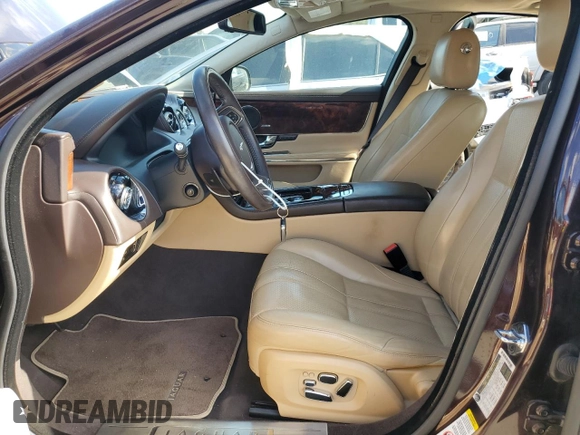 2013 Jaguar XJ z VIN SAJWA1C75D8V54004, wystawiony jako Copart lot #76922464 z przebiegiem 107 175 mil mil oraz Szkoda całkowita • Salvage title. Historia ofert i sprzedaży dostępna na DreamBid. Obrazek 7.