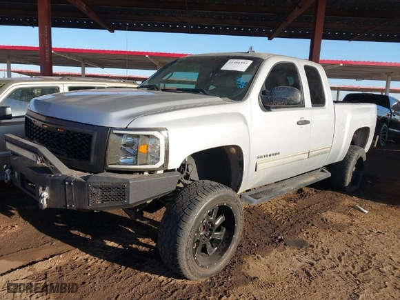 2011 Chevrolet Silverado 1500 LT with VIN 1GCRCSE09BZ423063, listed as a IAAI auction lot 41486593 with 390,292 mi miles. Bid and sale history available at carsss.com. Image 2.