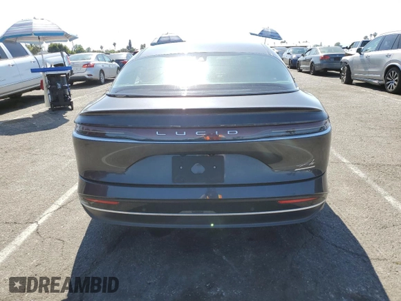 2024 Lucid Air Touring z VIN 50EA1TEA7RA006384, wystawiony jako Copart lot #55177635 z przebiegiem 3770 mil mil oraz Szkody całkowita. Historia ofert i sprzedaży dostępna na DreamBid. Obrazek 6.
