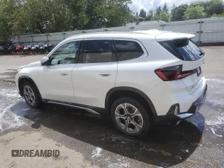 2024 BMW X1 xDrive28i z VIN WBX73EF01R5Z19955, wystawiony jako Copart lot #61263085 z przebiegiem 21 897 mil mil oraz Czysty tytuł • Clean title. Historia ofert i sprzedaży dostępna na DreamBid. Obrazek 2.