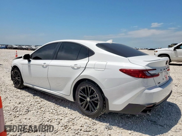 2025 Toyota Camry LE z VIN 4T1DAACK2SU556335, wystawiony jako Copart lot #57317485 z przebiegiem 3 410 mil mil oraz Szkoda całkowita • Salvage title. Historia ofert i sprzedaży dostępna na DreamBid. Obrazek 2.
