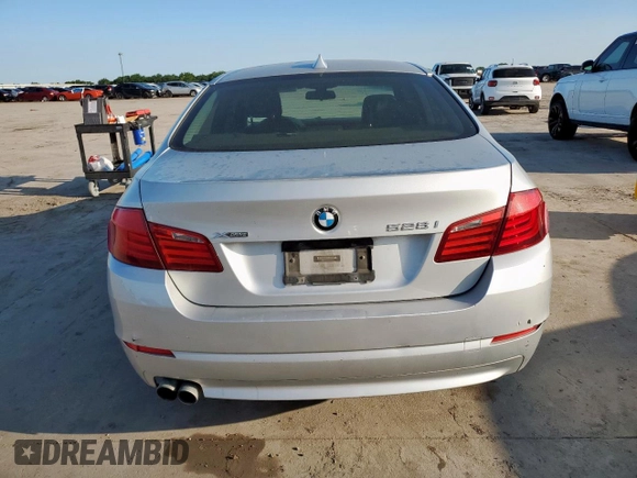 2013 BMW 5 Series 528i xDrive z VIN WBAXH5C53DDW15228, wystawiony jako Copart lot #59057115 z przebiegiem 238 230 mil mil oraz Czysty tytuł • Clean title. Historia ofert i sprzedaży dostępna na DreamBid. Obrazek 6.