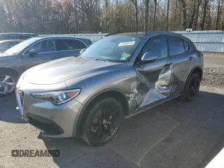 2018 Alfa Romeo Stelvio Sport z VIN ZASFAKPN8J7B93860, wystawiony jako Copart lot #81608234 z przebiegiem Nie podano mil oraz Szkody całkowita. Historia ofert i sprzedaży dostępna na DreamBid. Obrazek 1.