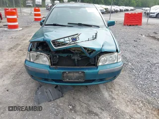 2001 Volvo V40 z VIN YV1VW29531F656295, wystawiony jako IAAI lot #42280990 z przebiegiem 175 196 mil mil oraz . Historia ofert i sprzedaży dostępna na DreamBid. Obrazek 6.