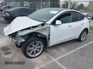 2022 Tesla Model Y Long Range z VIN 7SAYGDEE4NF315356, wystawiony jako IAAI lot #41571151 z przebiegiem 1 056 mil mil oraz . Historia ofert i sprzedaży dostępna na DreamBid. Obrazek 2.