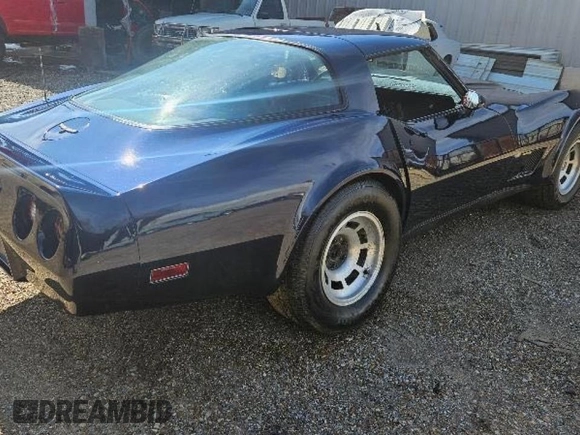 1981 Chevrolet Corvette z VIN 1G1AY8764B5102051, wystawiony jako Copart lot #47227105 z przebiegiem 95 114 mil mil oraz Czysty tytuł • Clean title. Historia ofert i sprzedaży dostępna na DreamBid. Obrazek 4.