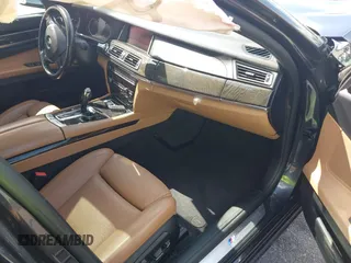 2015 BMW 7 Series 750Li z VIN WBAYE8C55FD782482, wystawiony jako IAAI lot #42225202 z przebiegiem 129 880 mil mil oraz . Historia ofert i sprzedaży dostępna na DreamBid. Obrazek 5.