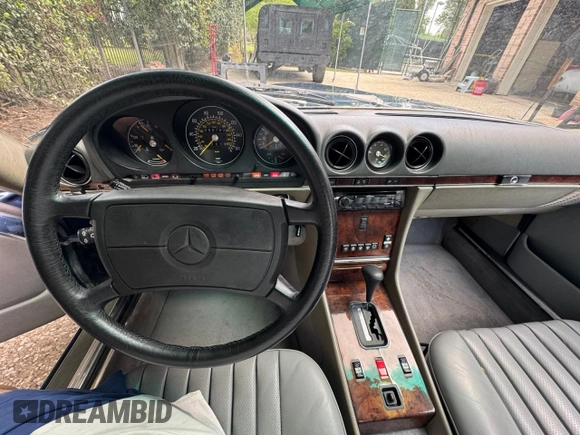 1988 Mercedes-Benz 560 SL z VIN WDBBA48DXJA085766, wystawiony jako Copart lot #54797875 z przebiegiem 69 162 mil mil oraz Czysty tytuł • Clean title. Historia ofert i sprzedaży dostępna na DreamBid. Obrazek 9.
