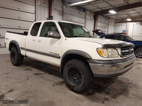 2002 Toyota Tundra SR5 with VIN 5TBBT44162S327523, listed as a IAAI auction lot 41635111 with 200,733 mi miles. Bid and sale history available at carsss.com. Image 1.